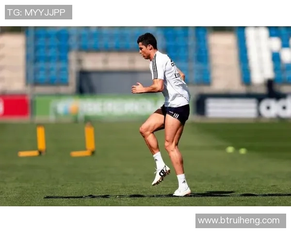 足球球星立体摆件艺术品，展现运动激情与独特魅力的完美融合